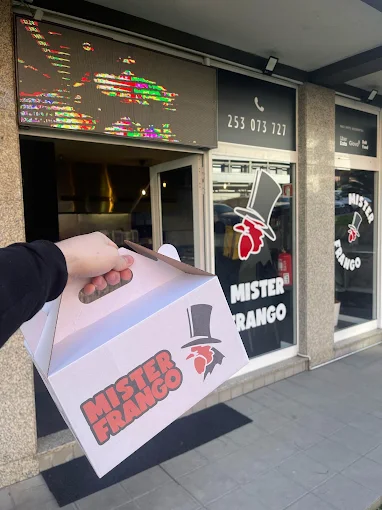 Caixa de take-away do Mister Frango à porta da loja, na R. de São José, em Braga