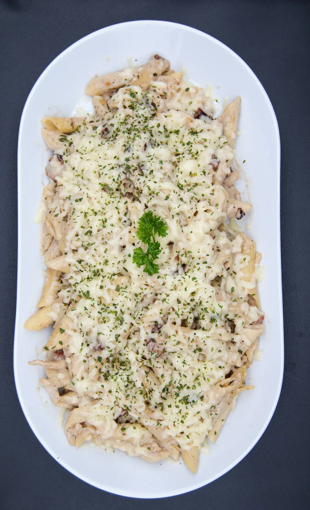 Chicken Penne, massa com frango grelhado em molho cremoso