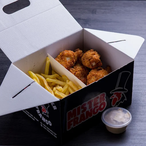 Coxinhas crocantes numa caixa de take-away preta do Mister Frango