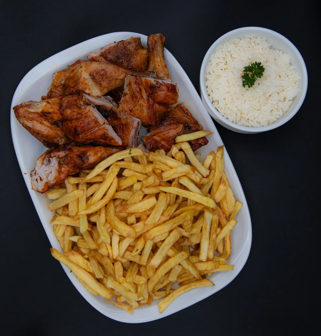 Frango no churrasco cortado, com arroz branco ao lado